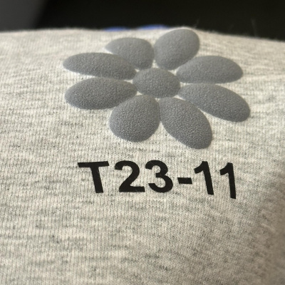 Арт. T23-11. Серо-серебряная PUFF пленка. Вспухает после принта. Подложка клейкая. Ширина 50 см.